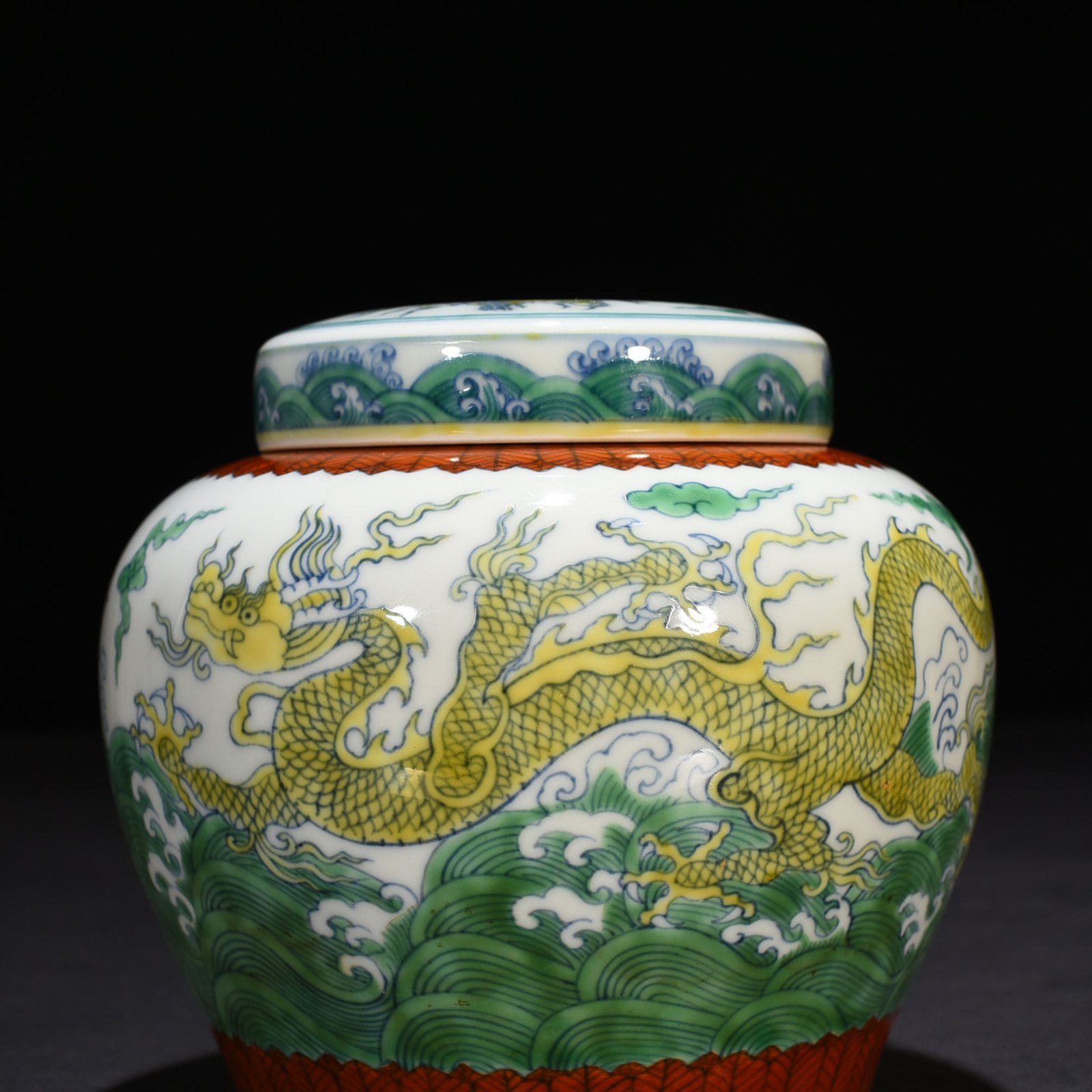 Ming Dynasty Chenghua sea water cloud and dragon sky-shaped jar