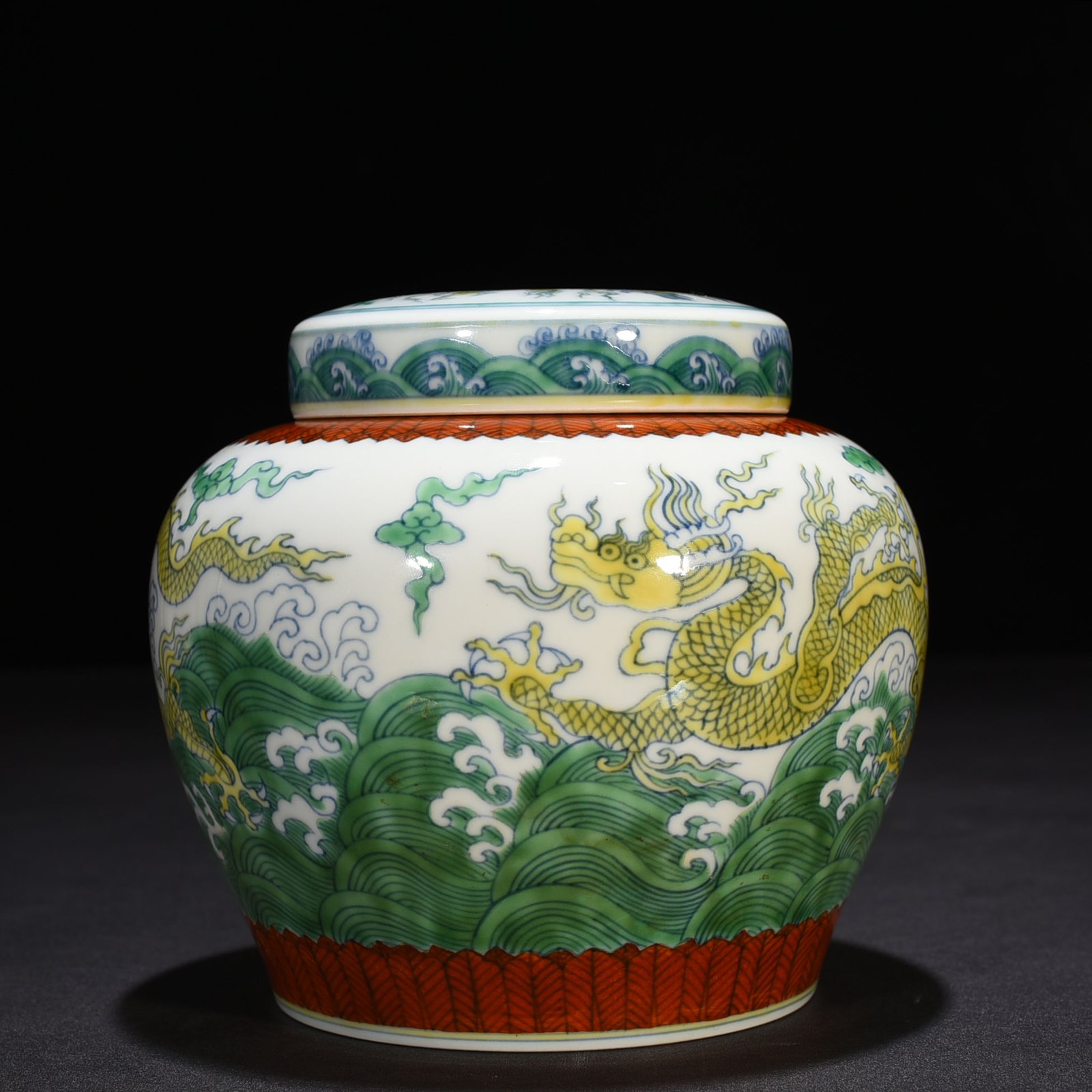 Ming Dynasty Chenghua sea water cloud and dragon sky-shaped jar
