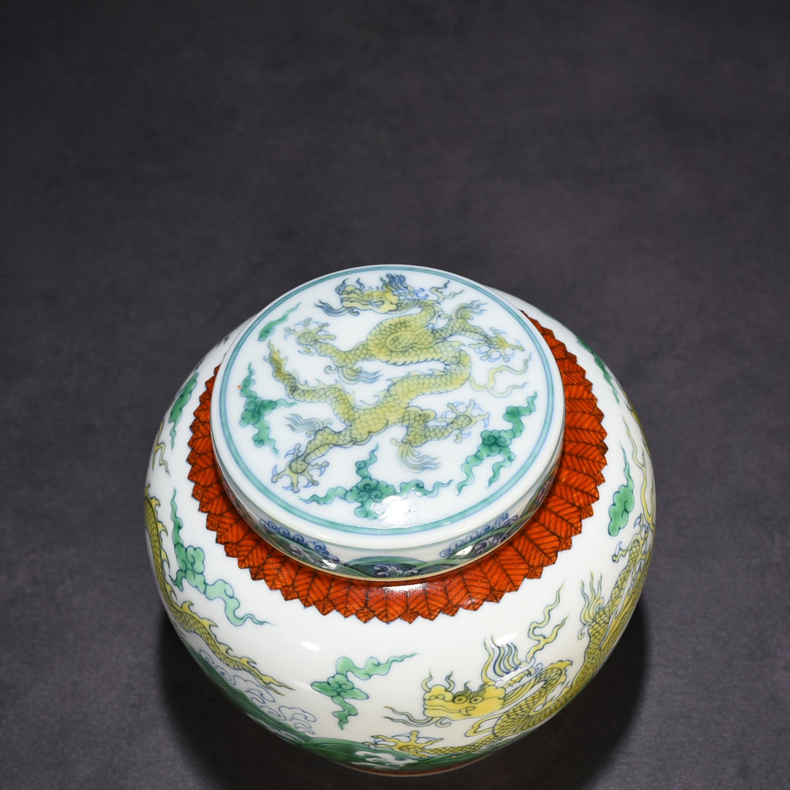 Ming Dynasty Chenghua sea water cloud and dragon sky-shaped jar