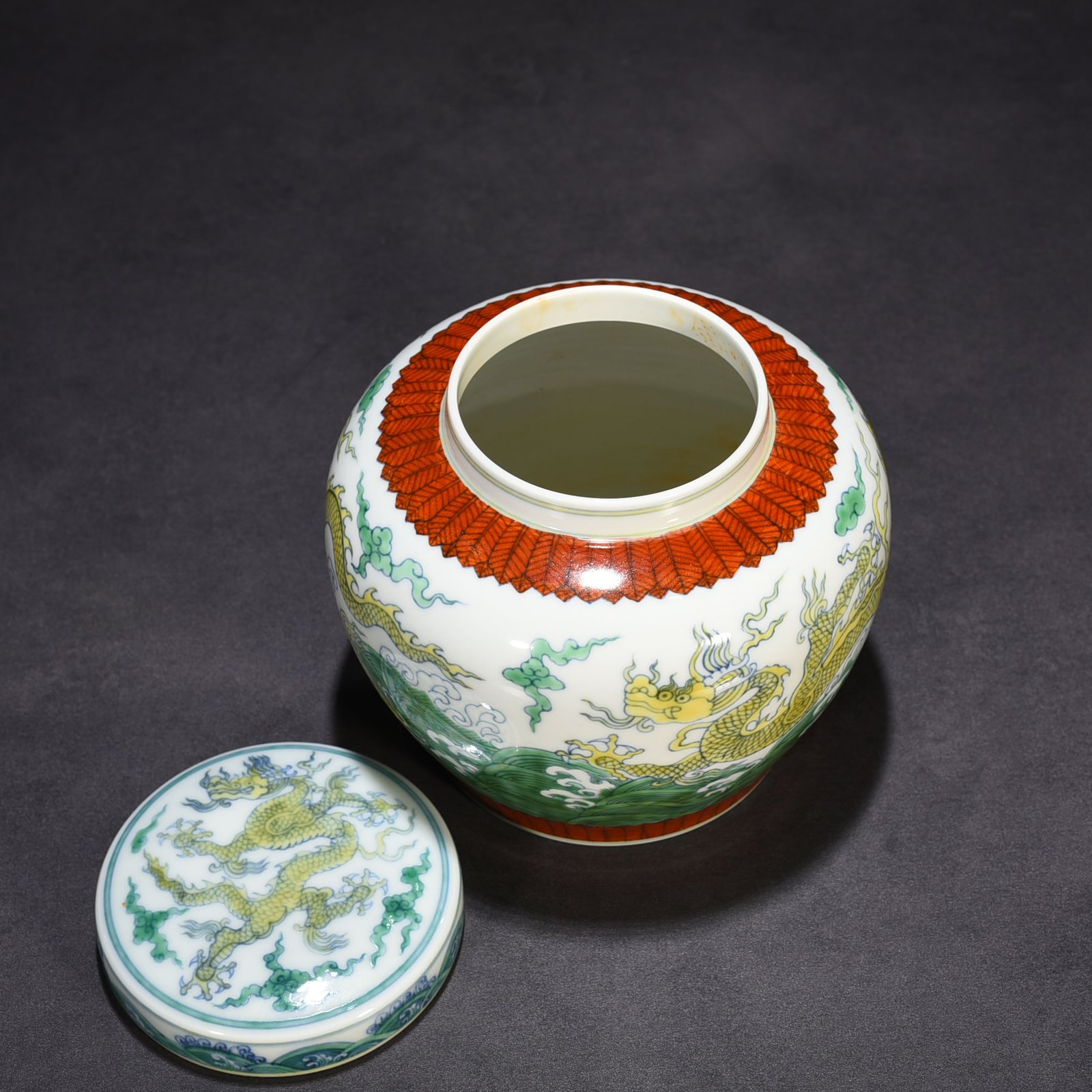 Ming Dynasty Chenghua sea water cloud and dragon sky-shaped jar