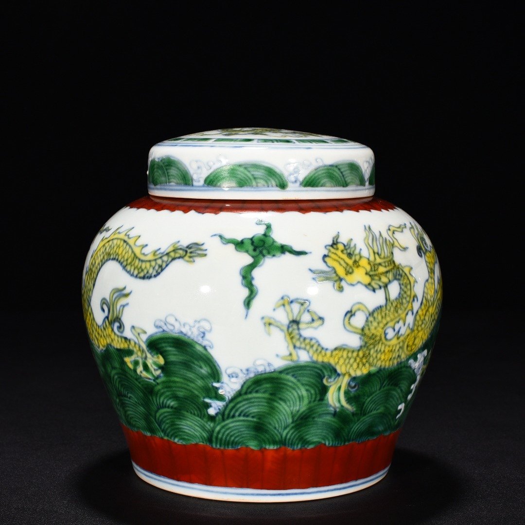 Ming Dynasty Chenghua seawater dragon lid jar
