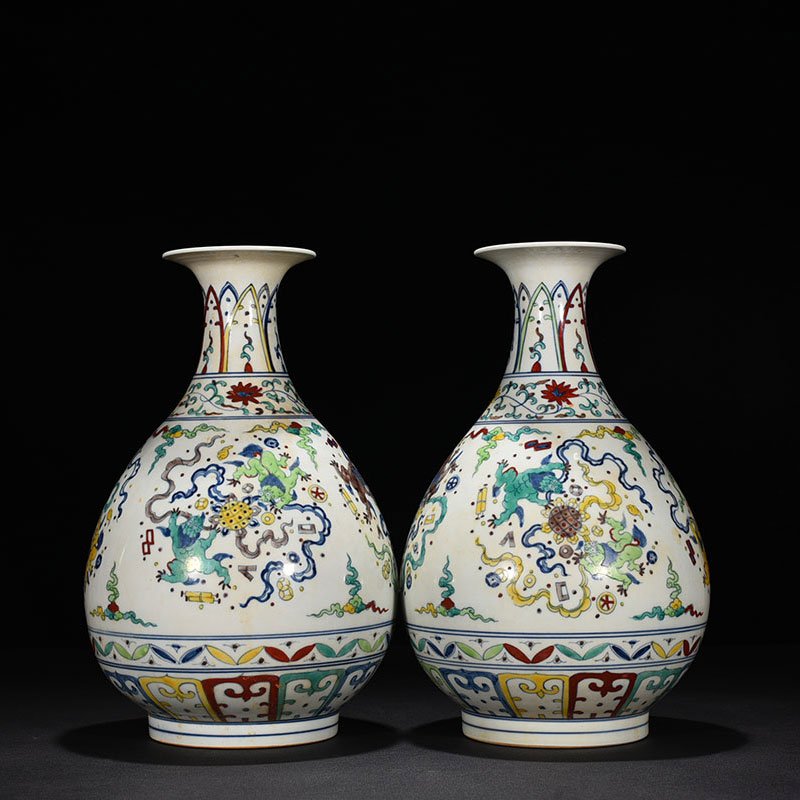 Ming Dynasty Chenghua fighting color lion rolling hydrangea jade pot spring vase