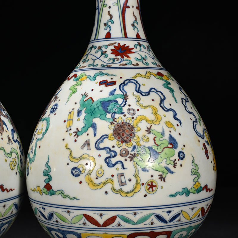 Ming Dynasty Chenghua fighting color lion rolling hydrangea jade pot spring vase