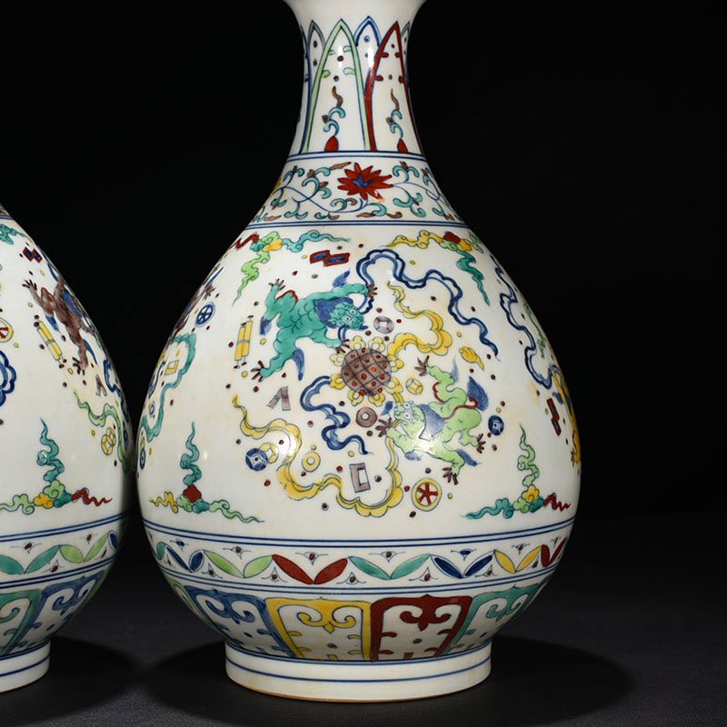 Ming Dynasty Chenghua fighting color lion rolling hydrangea jade pot spring vase