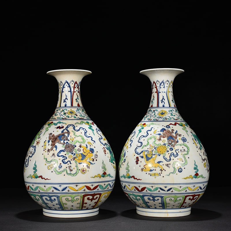 Ming Dynasty Chenghua fighting color lion rolling hydrangea jade pot spring vase