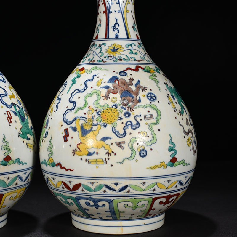 Ming Dynasty Chenghua fighting color lion rolling hydrangea jade pot spring vase