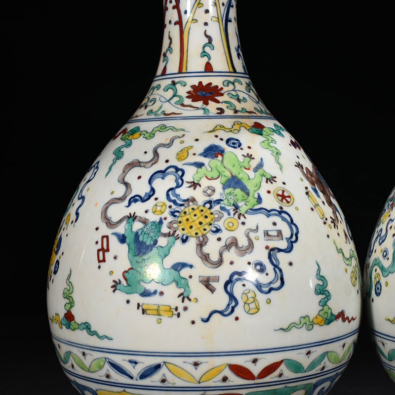 Ming Dynasty Chenghua fighting color lion rolling hydrangea jade pot spring vase