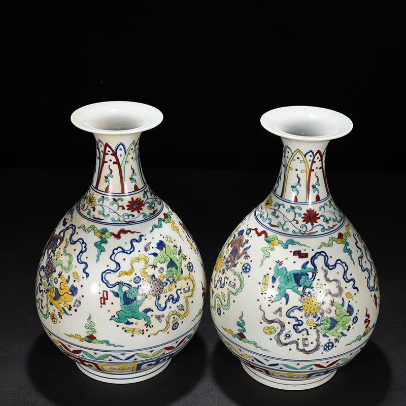 Ming Dynasty Chenghua fighting color lion rolling hydrangea jade pot spring vase