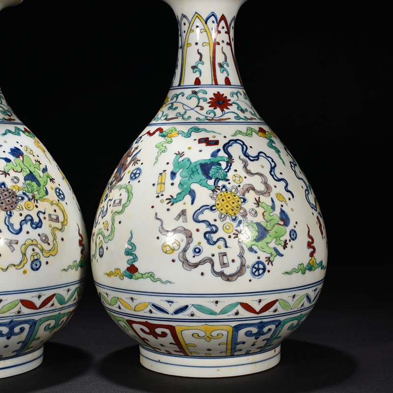 Ming Dynasty Chenghua fighting color lion rolling hydrangea jade pot spring vase