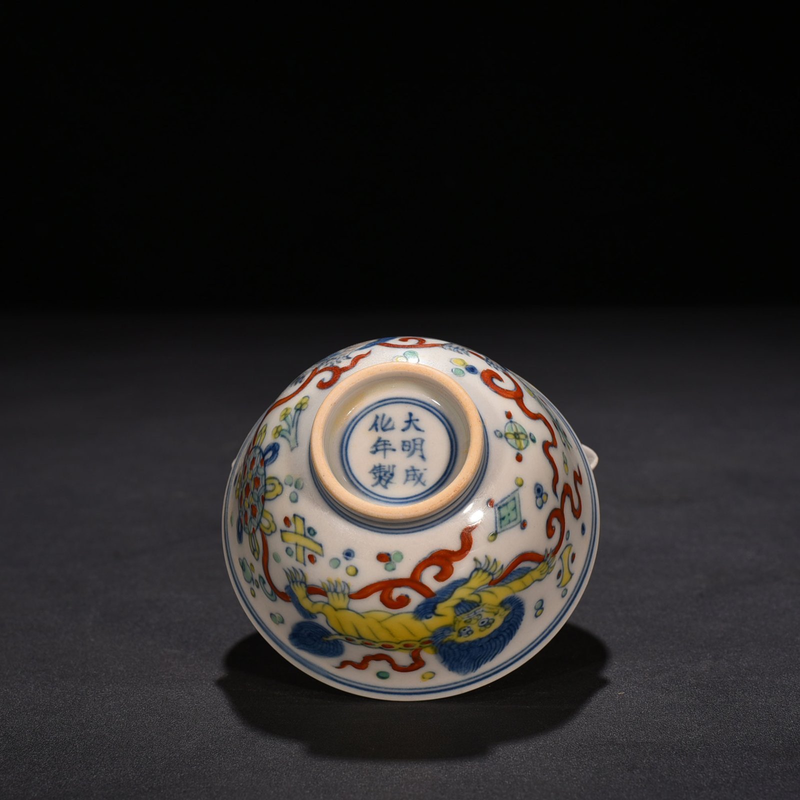 Ming Dynasty Chenghua lion rolling hydrangea cup