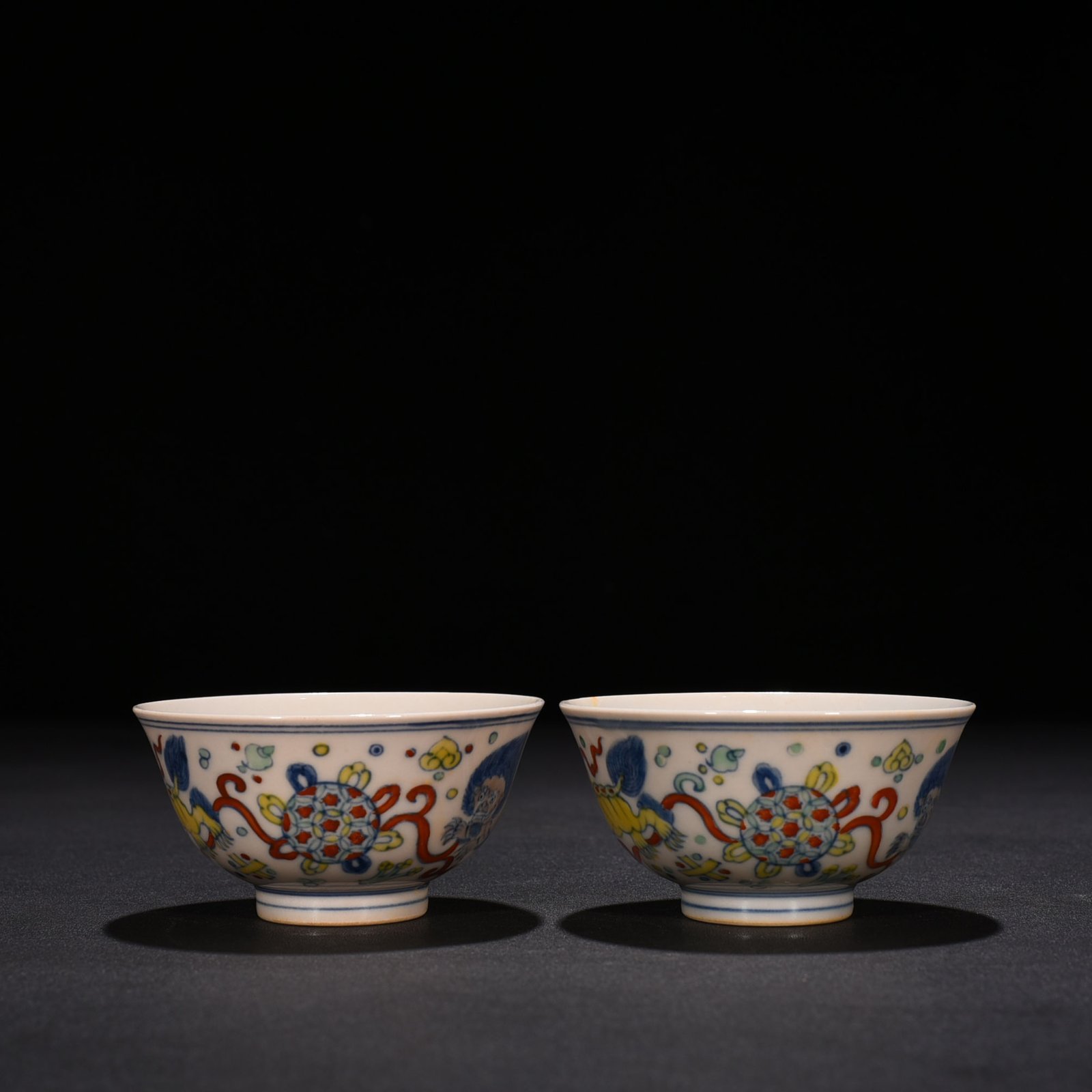 Ming Dynasty Chenghua lion rolling hydrangea cup