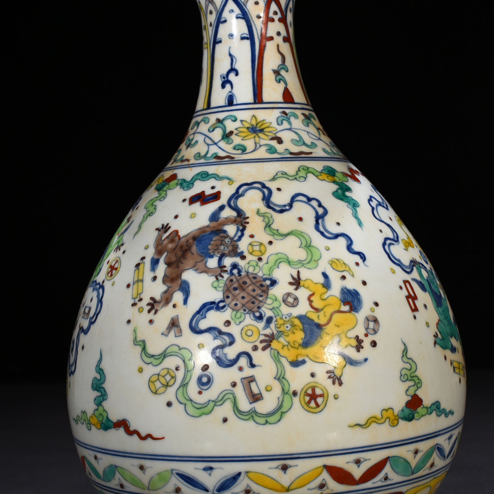 Ming Dynasty Chenghua lion rolling hydrangea jade pot spring vase