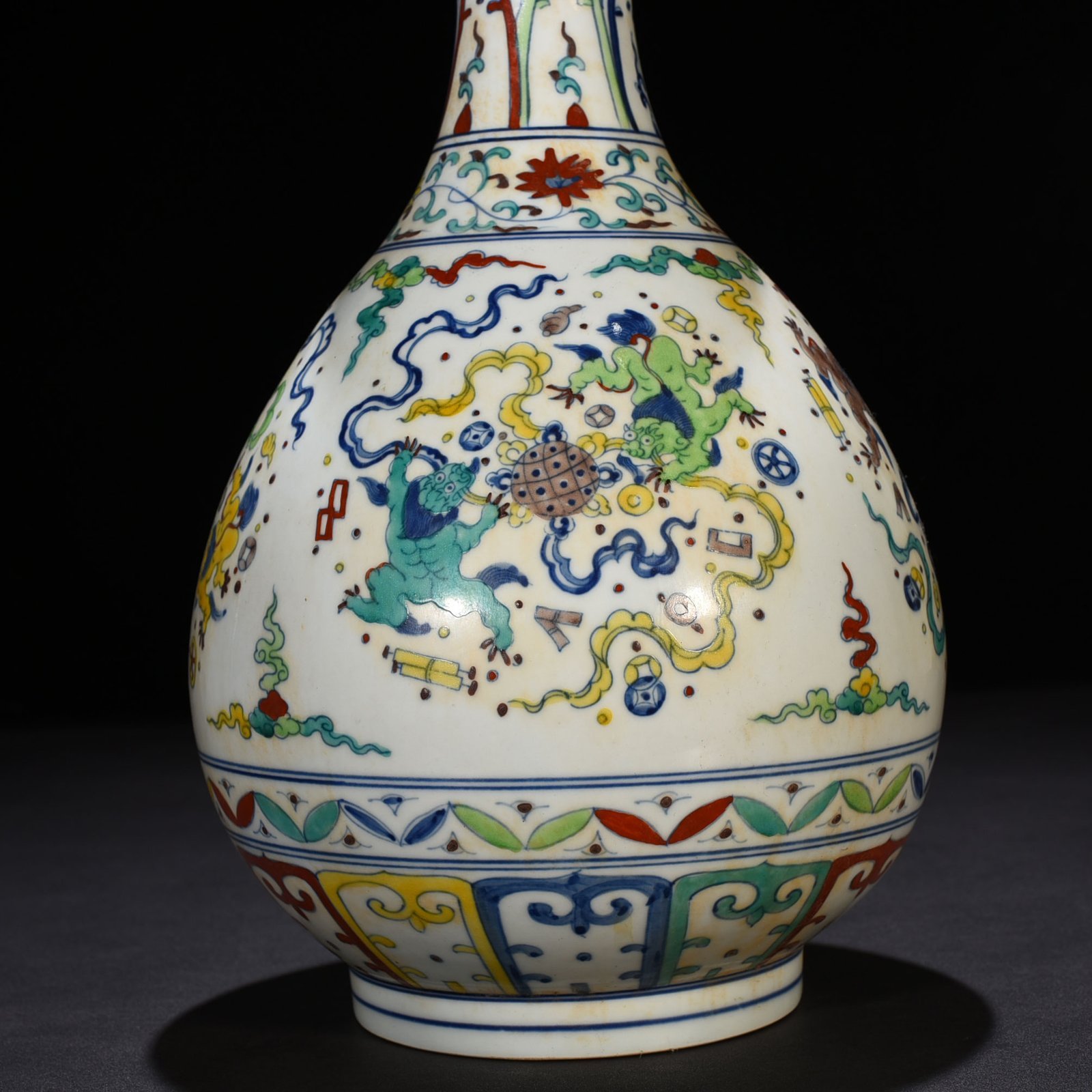 Ming Dynasty Chenghua lion rolling hydrangea jade pot spring vase