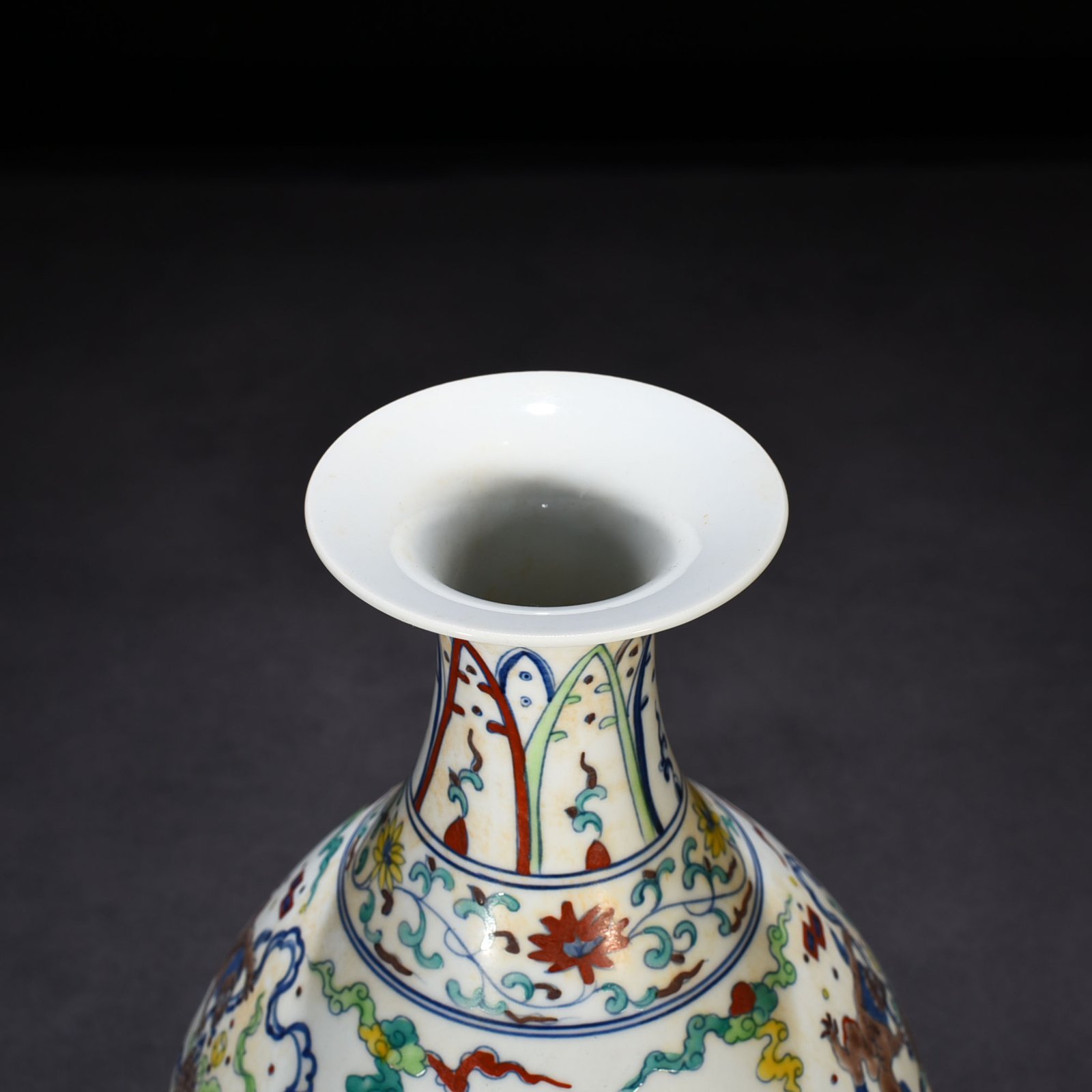 Ming Dynasty Chenghua lion rolling hydrangea jade pot spring vase