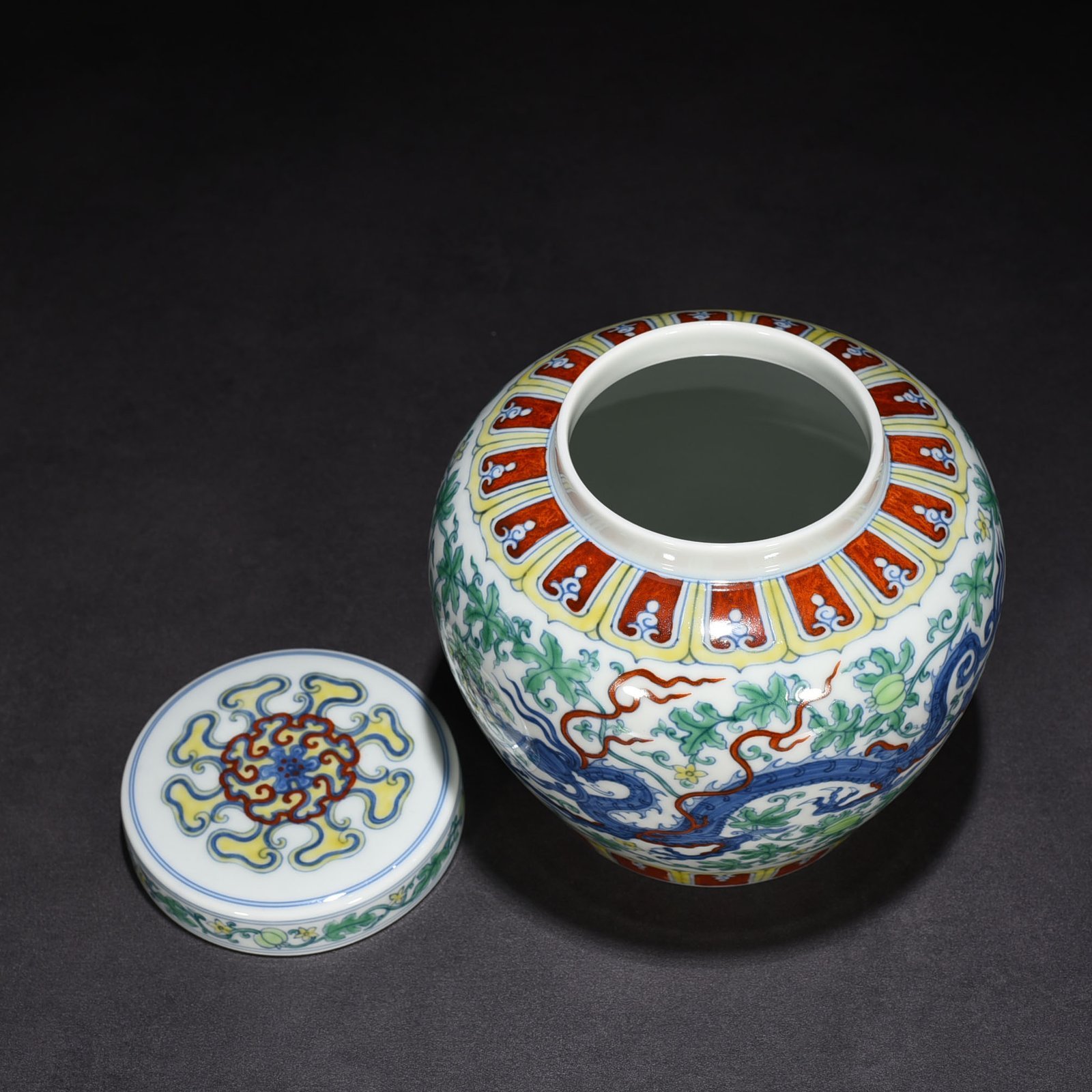 Ming Dynasty Chenghua Colorful Melon and Fruit Chilong Tianzi Jar