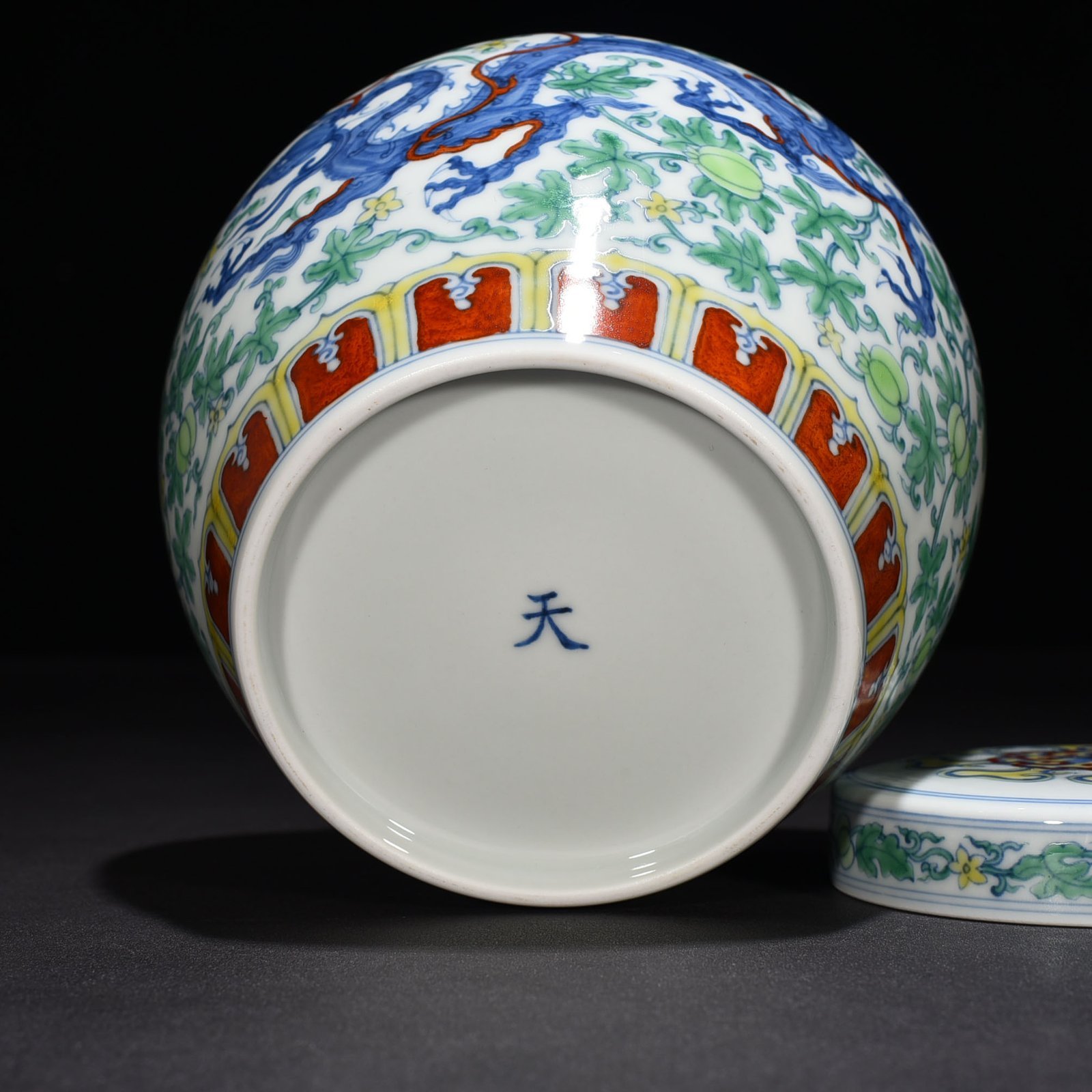 Ming Dynasty Chenghua Colorful Melon and Fruit Chilong Tianzi Jar