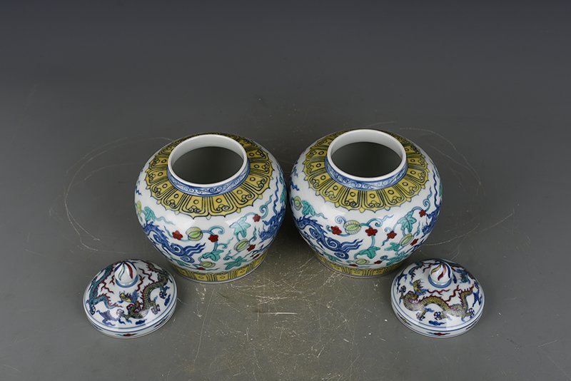 Ming Dynasty Chenghua Cai melon fruit and dragon lid jar