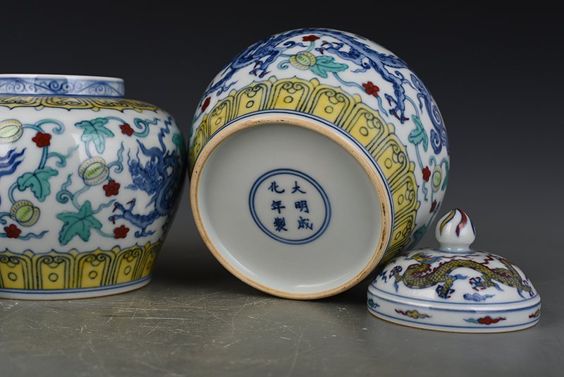 Ming Dynasty Chenghua Cai melon fruit and dragon lid jar