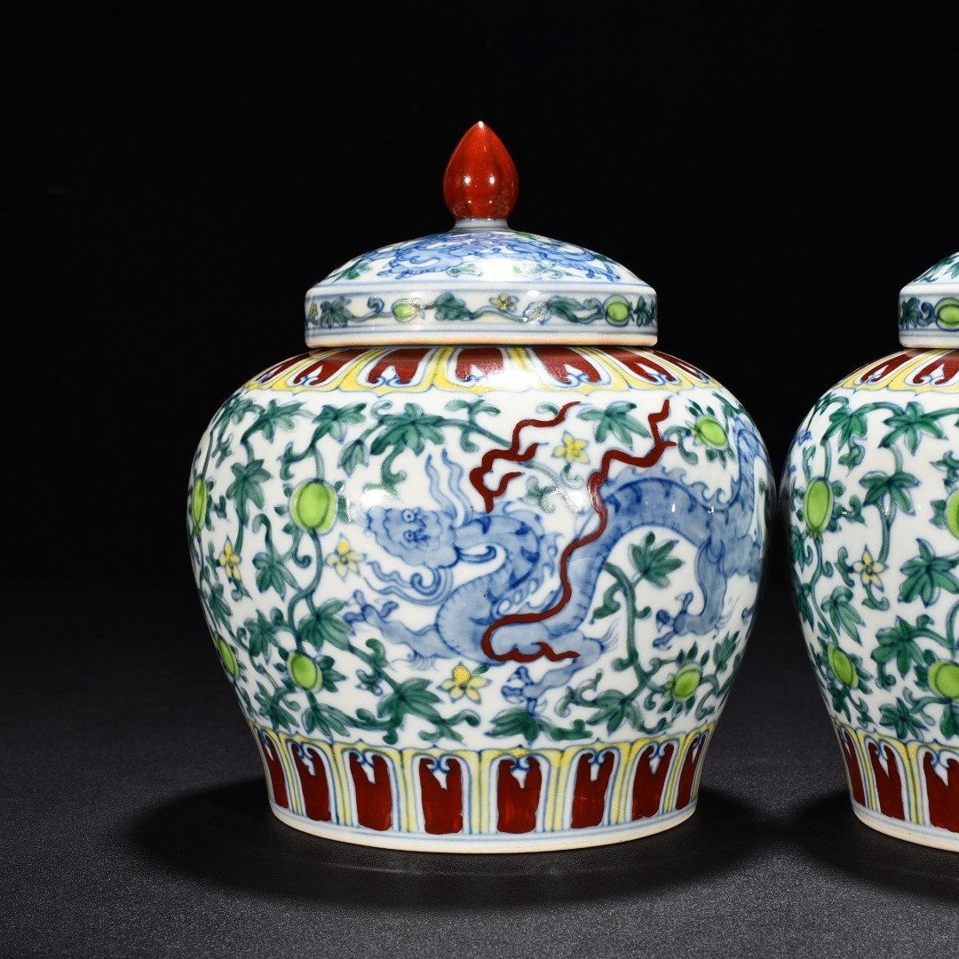 Ming Dynasty Chenghua Cai Guanluo covered jar