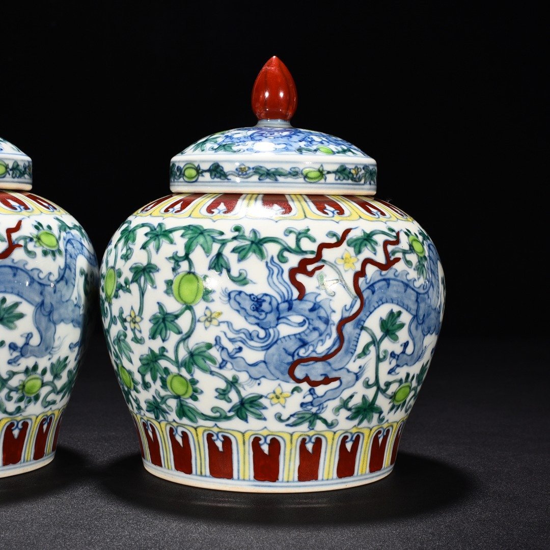 Ming Dynasty Chenghua Cai Guanluo covered jar