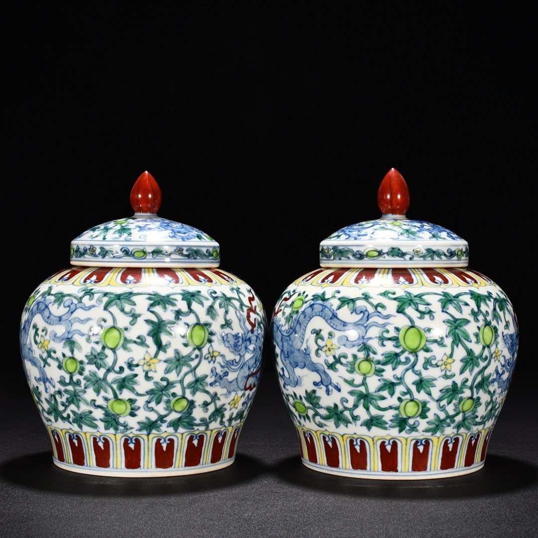 Ming Dynasty Chenghua Cai Guanluo covered jar