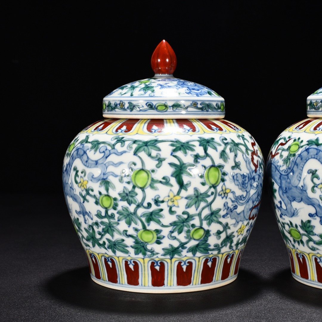 Ming Dynasty Chenghua Cai Guanluo covered jar