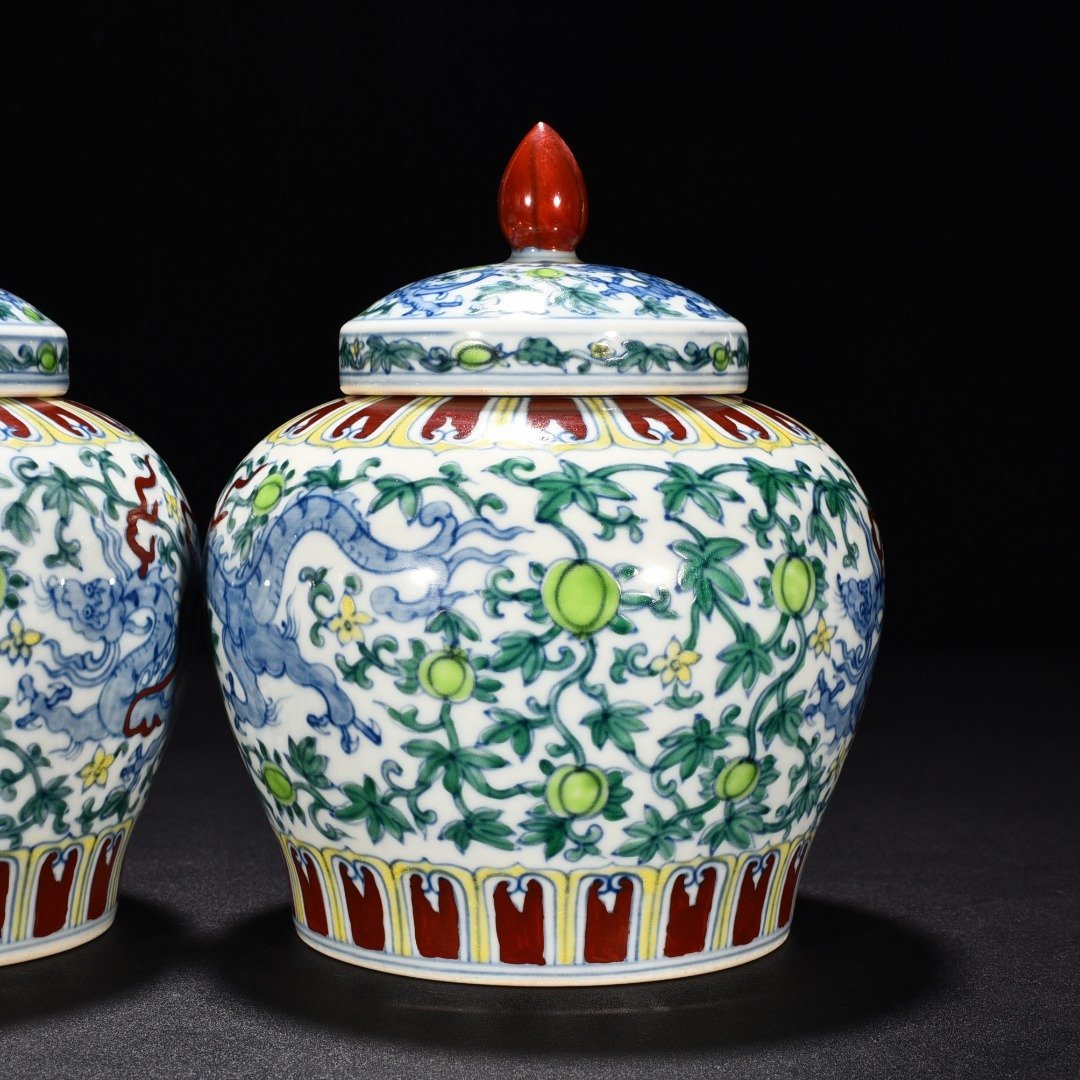 Ming Dynasty Chenghua Cai Guanluo covered jar