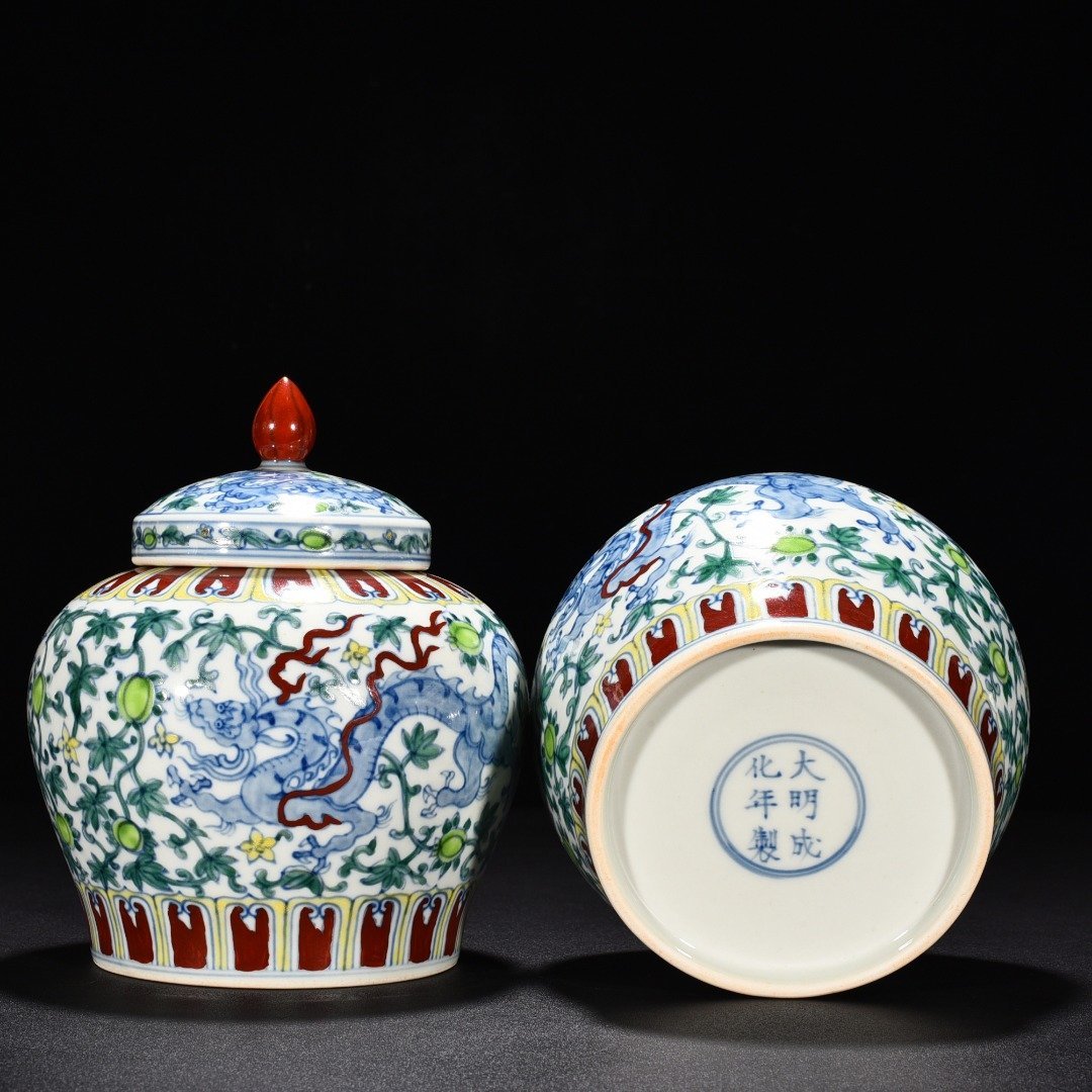 Ming Dynasty Chenghua Cai Guanluo covered jar