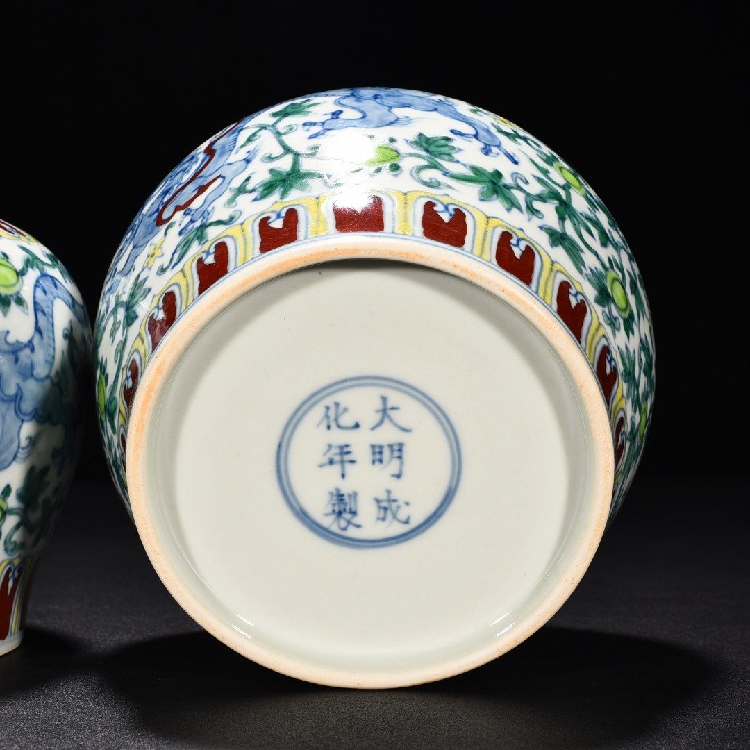 Ming Dynasty Chenghua Cai Guanluo covered jar