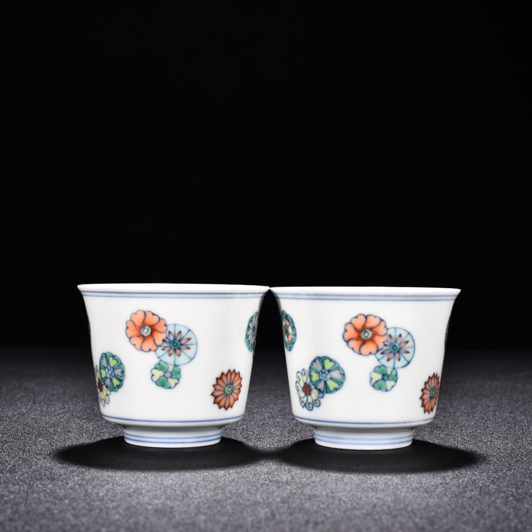 Ming Dynasty Chenghua Dou colored leather ball cup with flower
