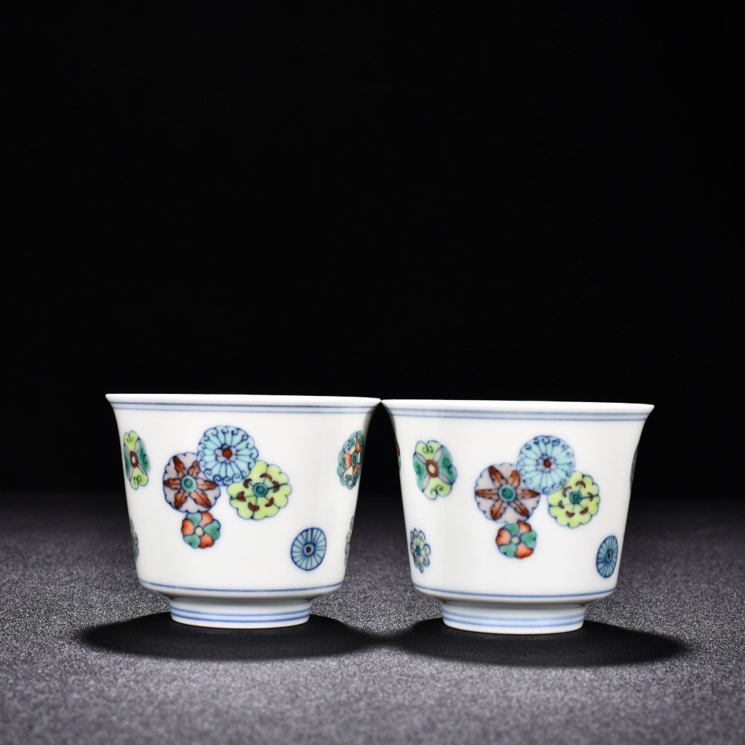 Ming Dynasty Chenghua Dou colored leather ball cup with flower