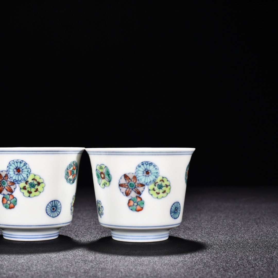 Ming Dynasty Chenghua Dou colored leather ball cup with flower