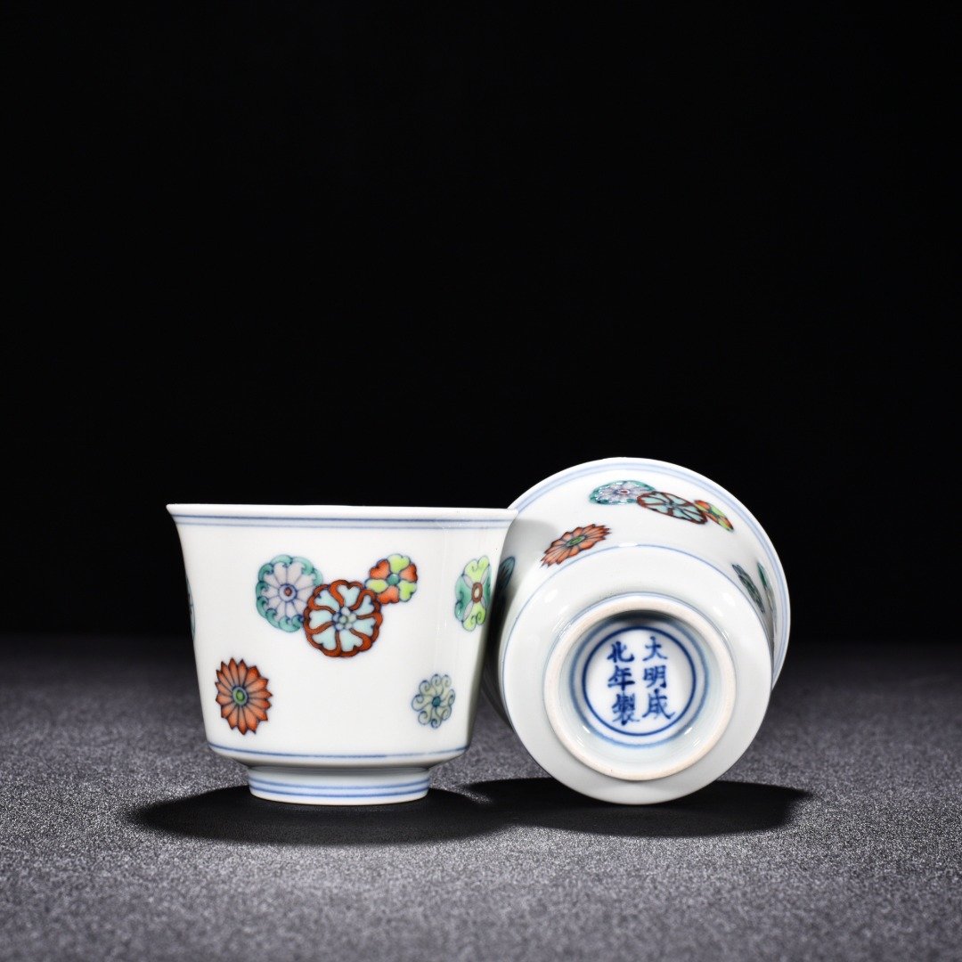 Ming Dynasty Chenghua Dou colored leather ball cup with flower