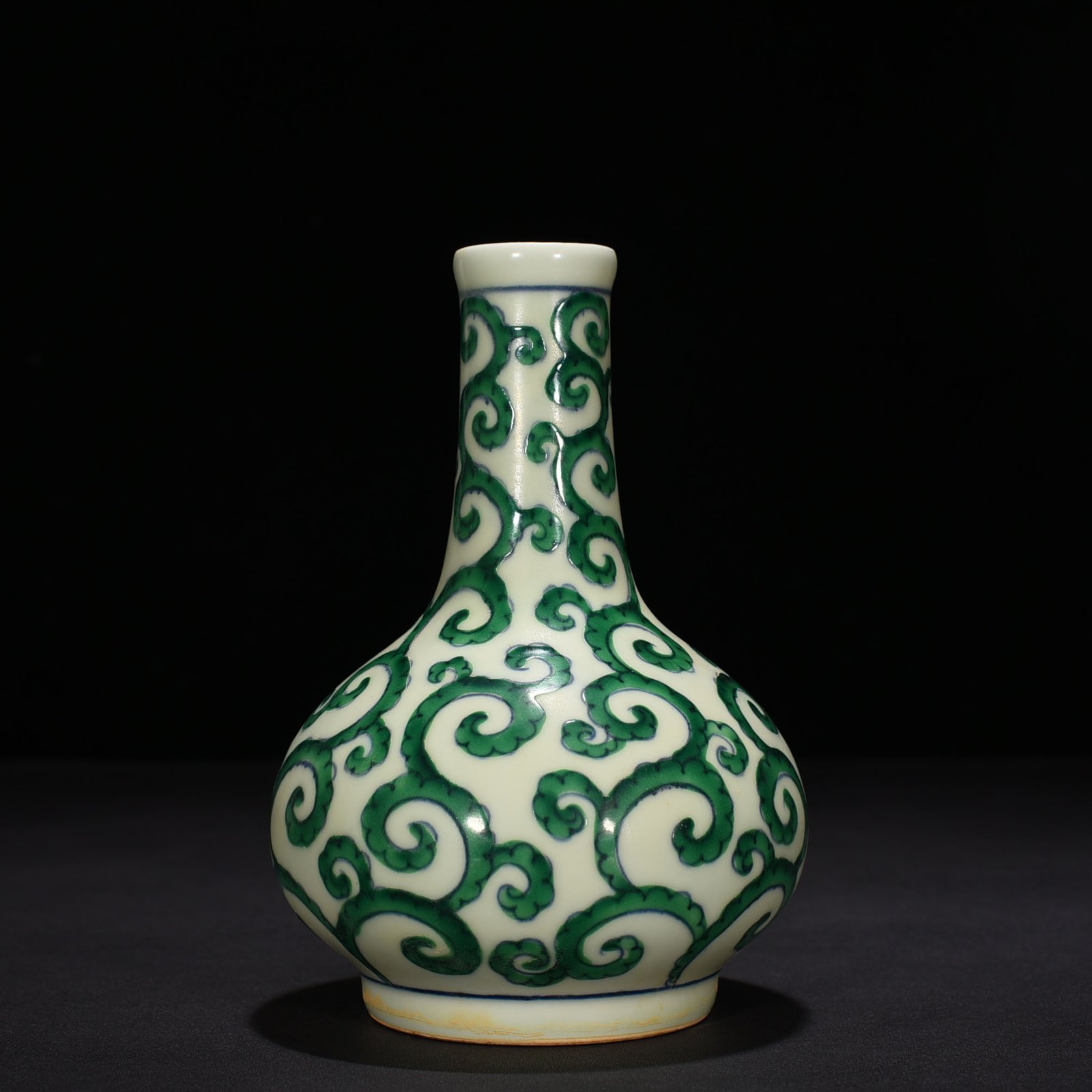 Ming Dynasty Chenghua green color scrolled grass straight neck bottle