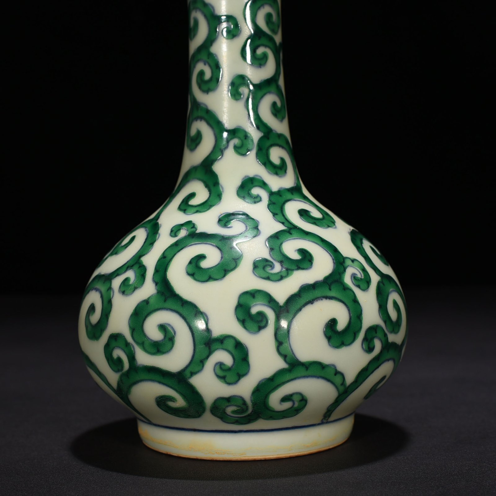 Ming Dynasty Chenghua green color scrolled grass straight neck bottle