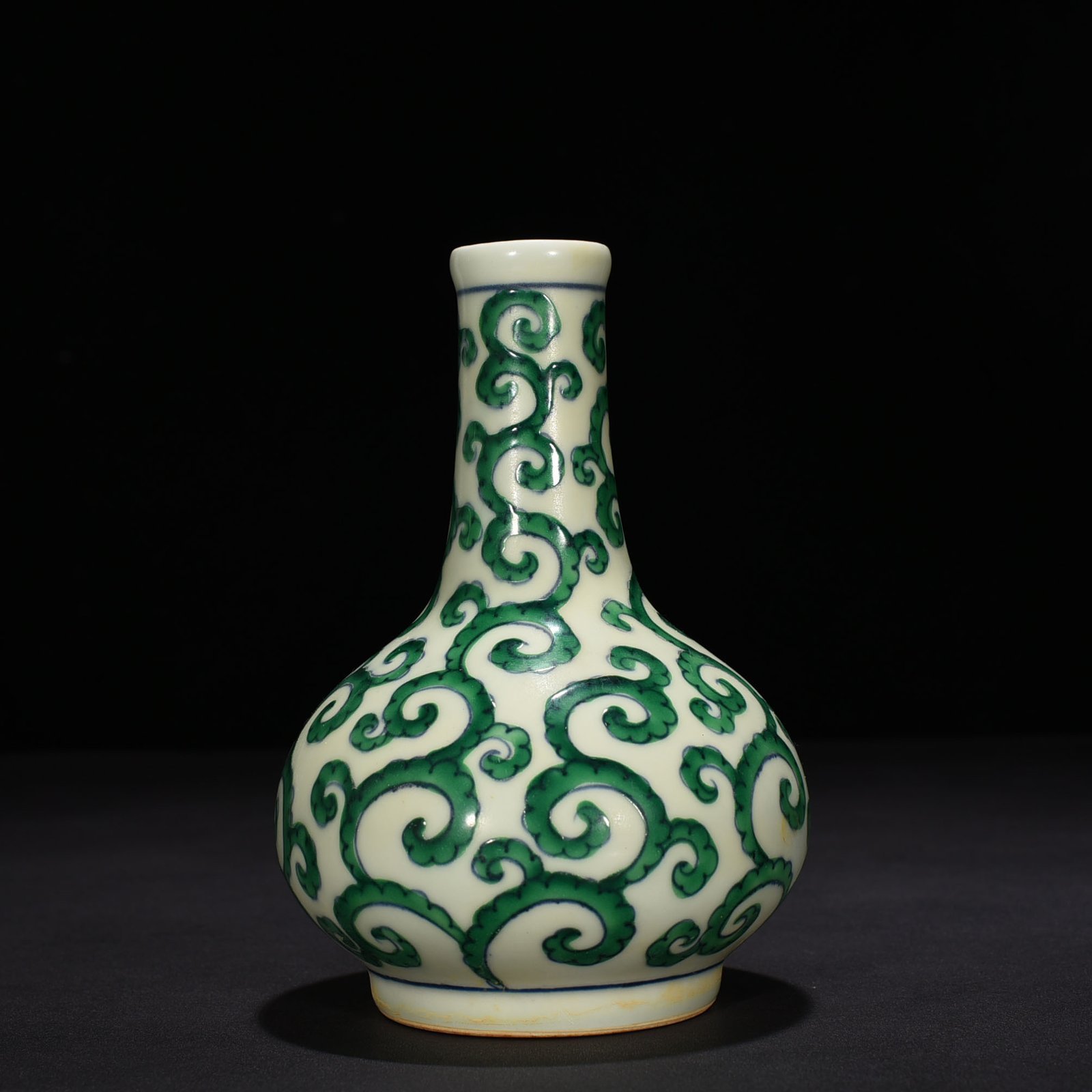 Ming Dynasty Chenghua green color scrolled grass straight neck bottle
