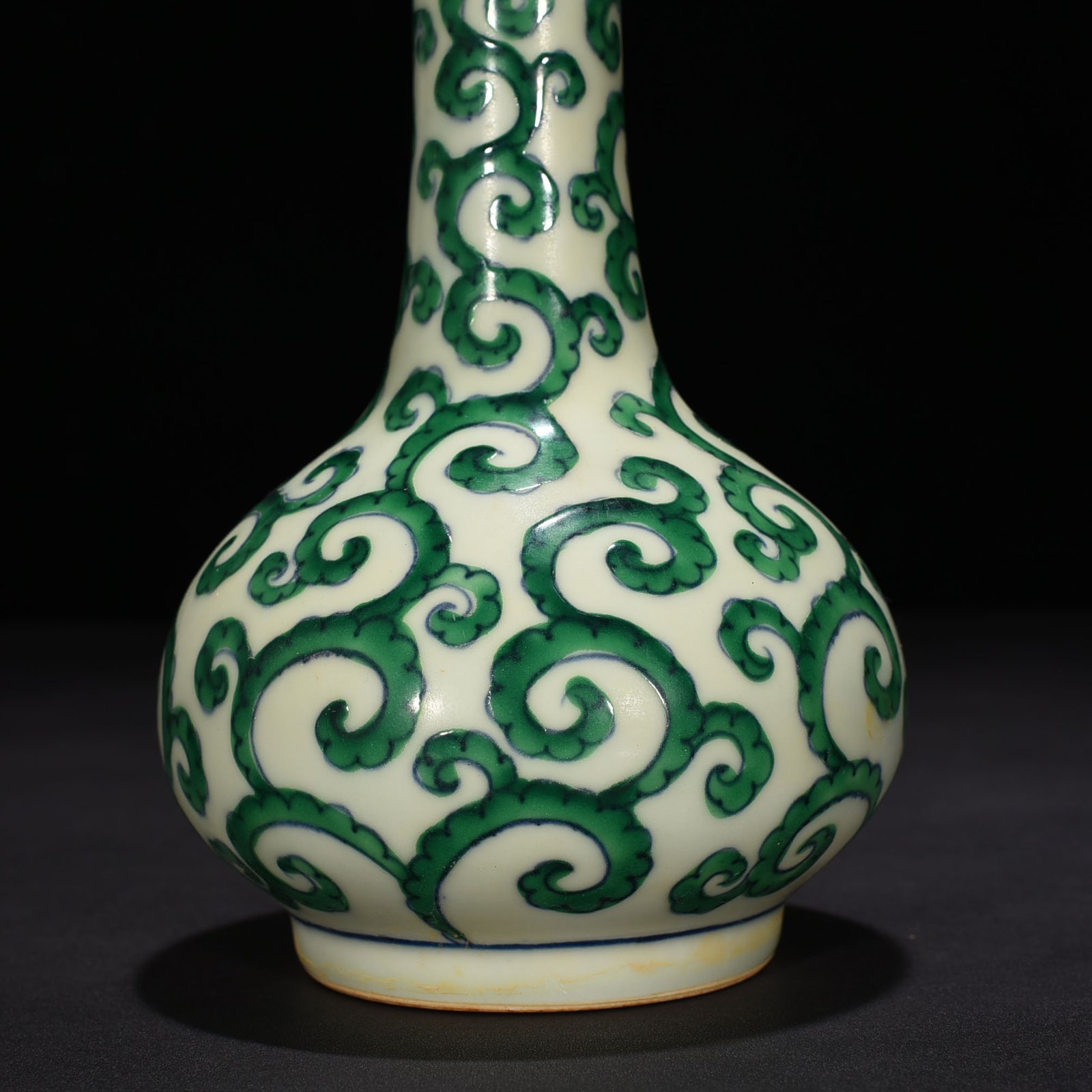 Ming Dynasty Chenghua green color scrolled grass straight neck bottle