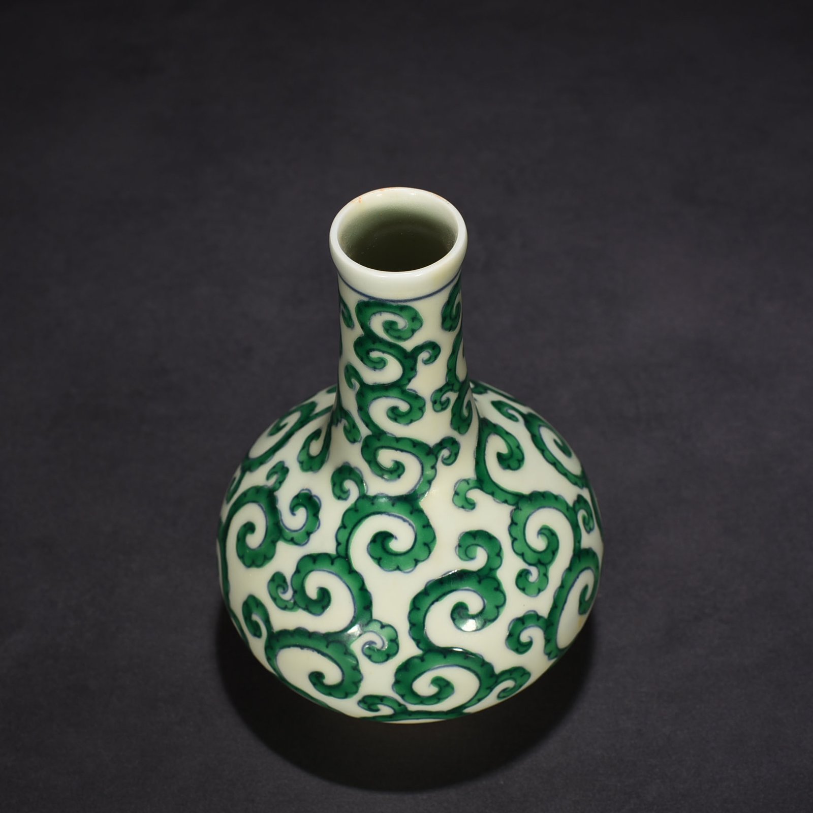 Ming Dynasty Chenghua green color scrolled grass straight neck bottle