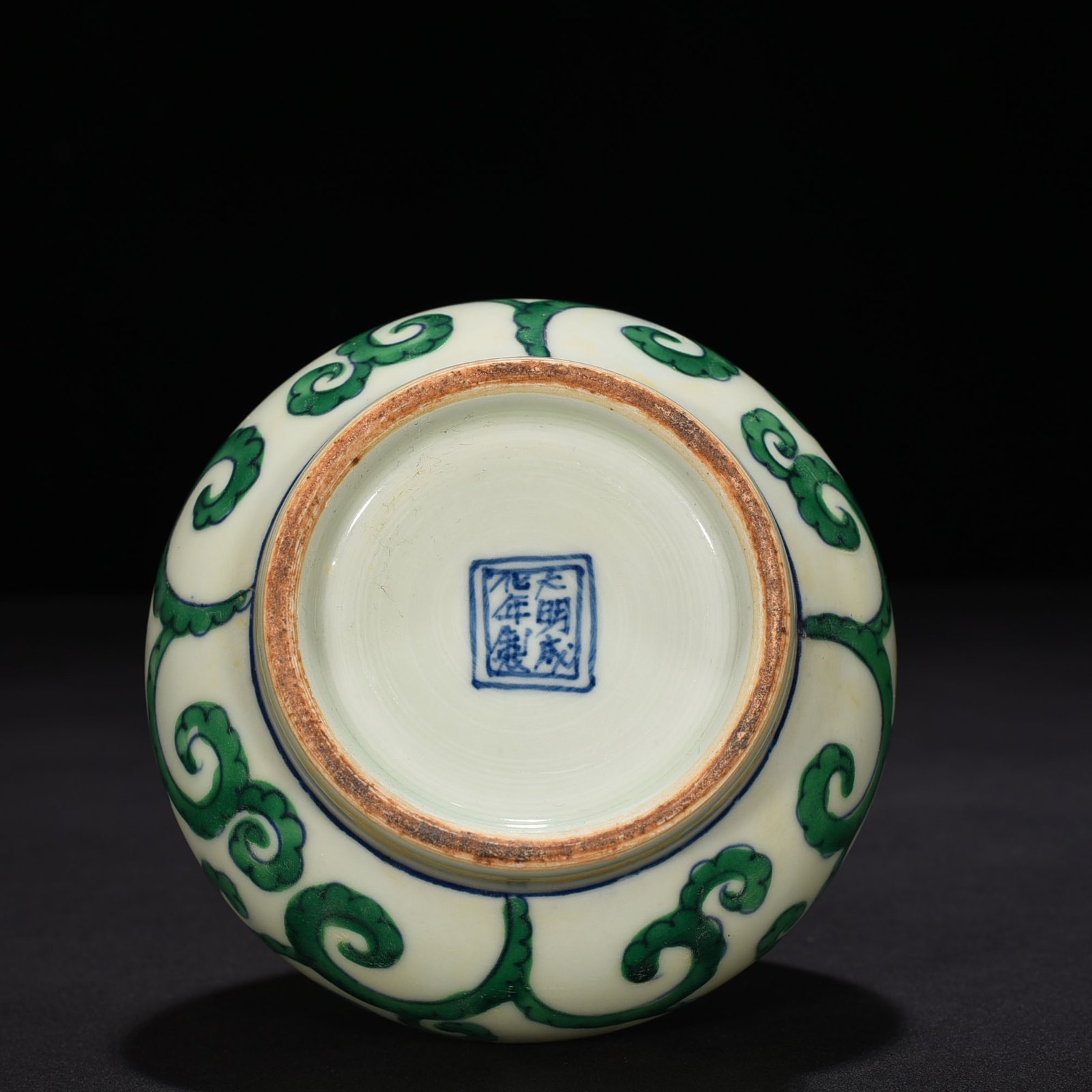 Ming Dynasty Chenghua green color scrolled grass straight neck bottle