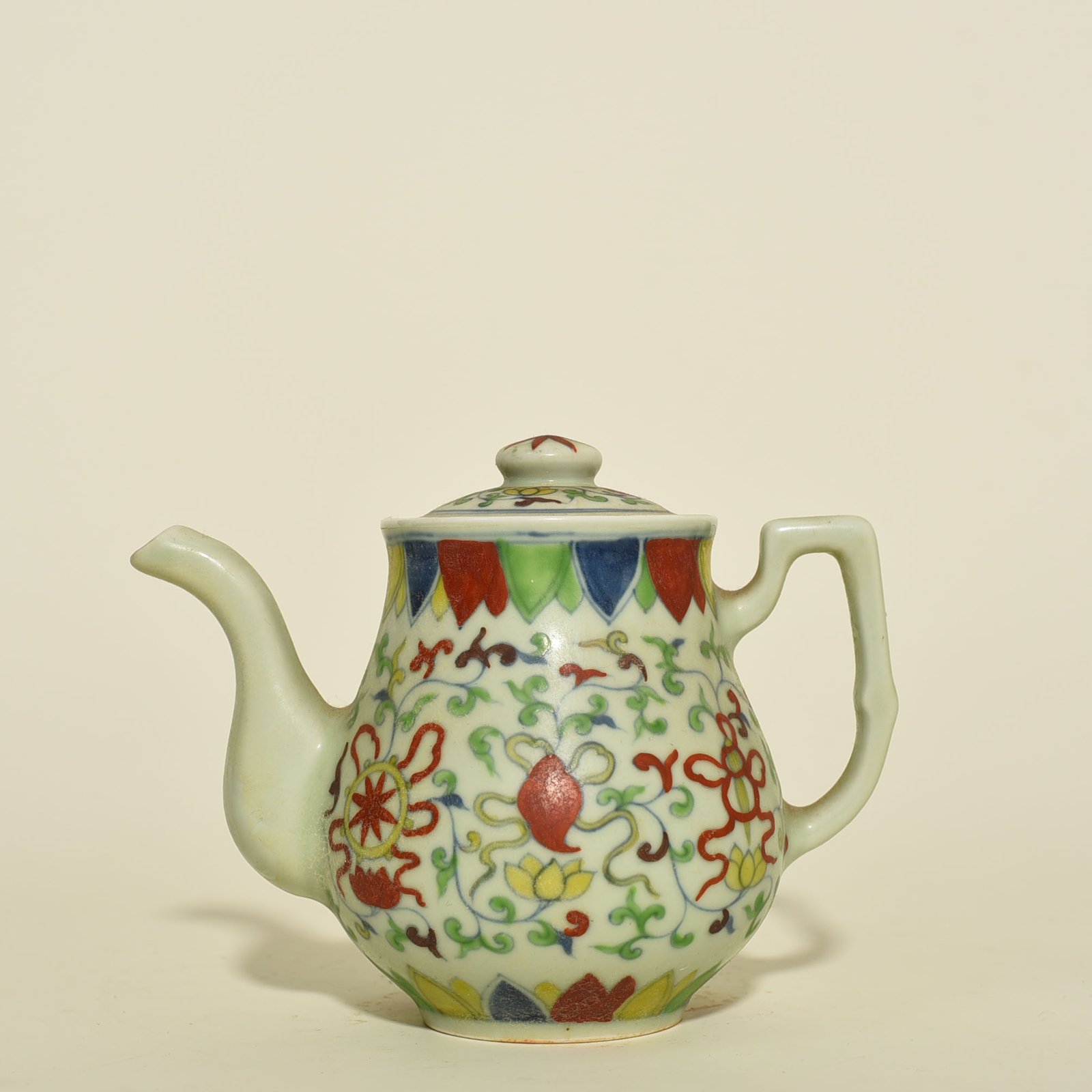 Ming Dynasty Chenghua tangled branches and eight treasure pot
