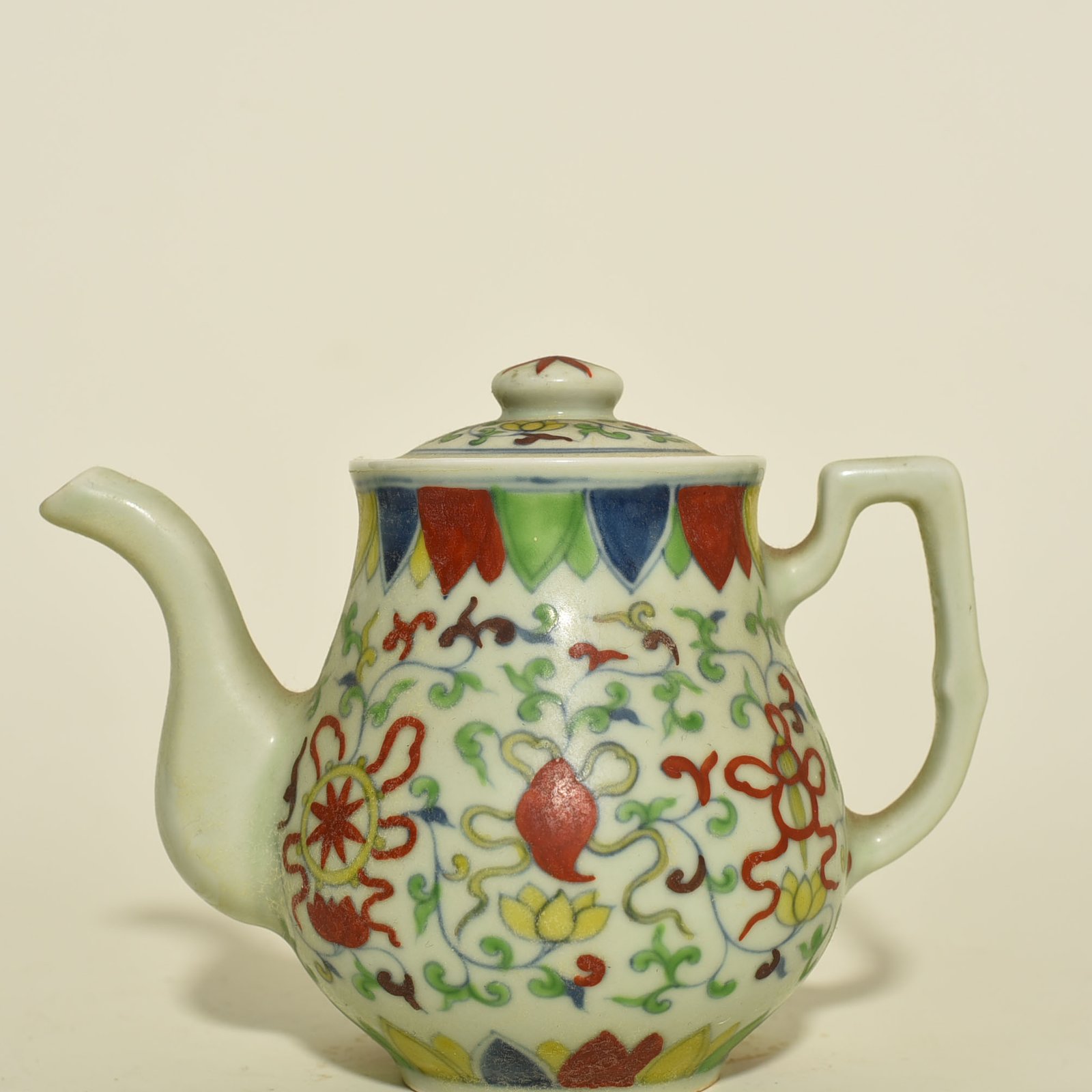 Ming Dynasty Chenghua tangled branches and eight treasure pot