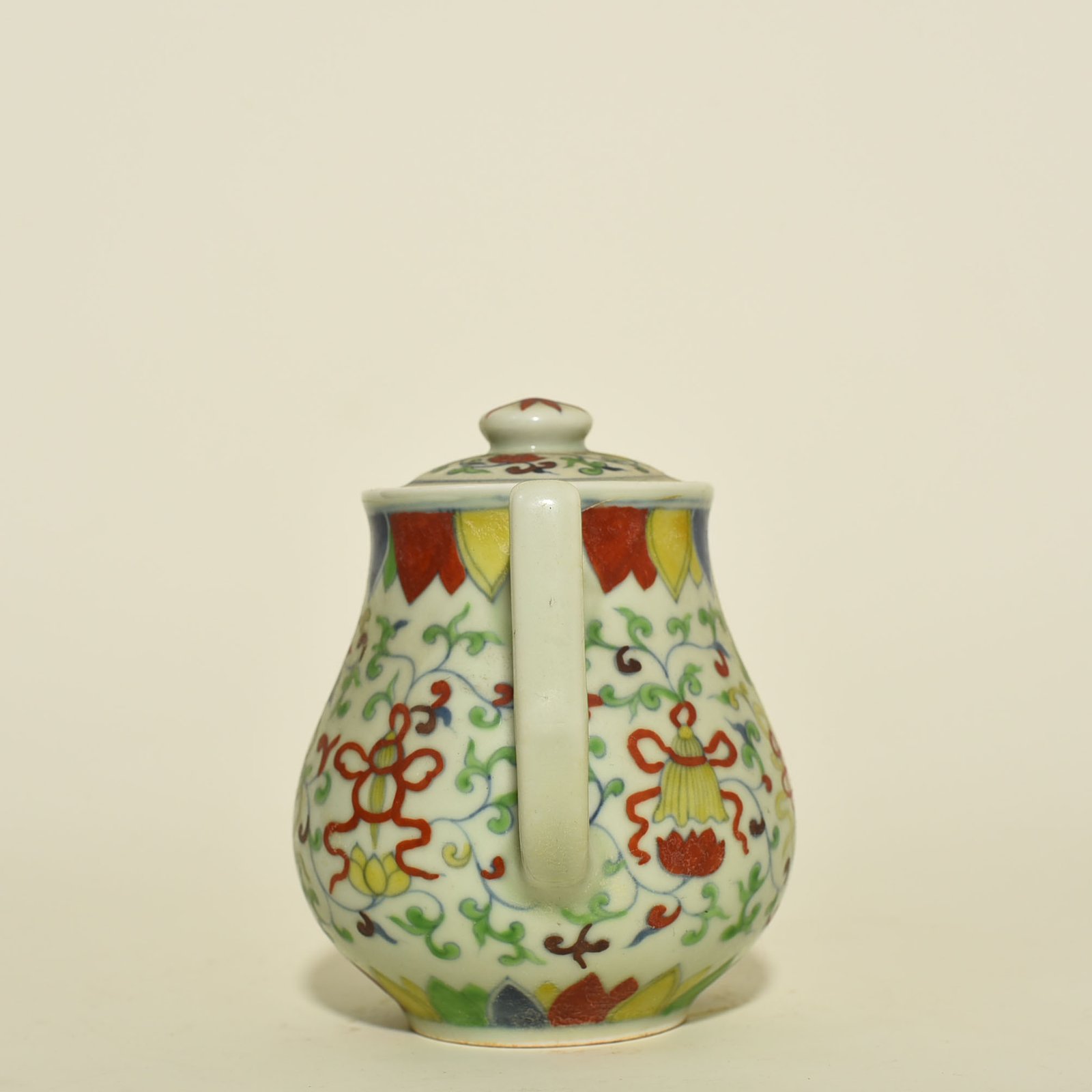 Ming Dynasty Chenghua tangled branches and eight treasure pot
