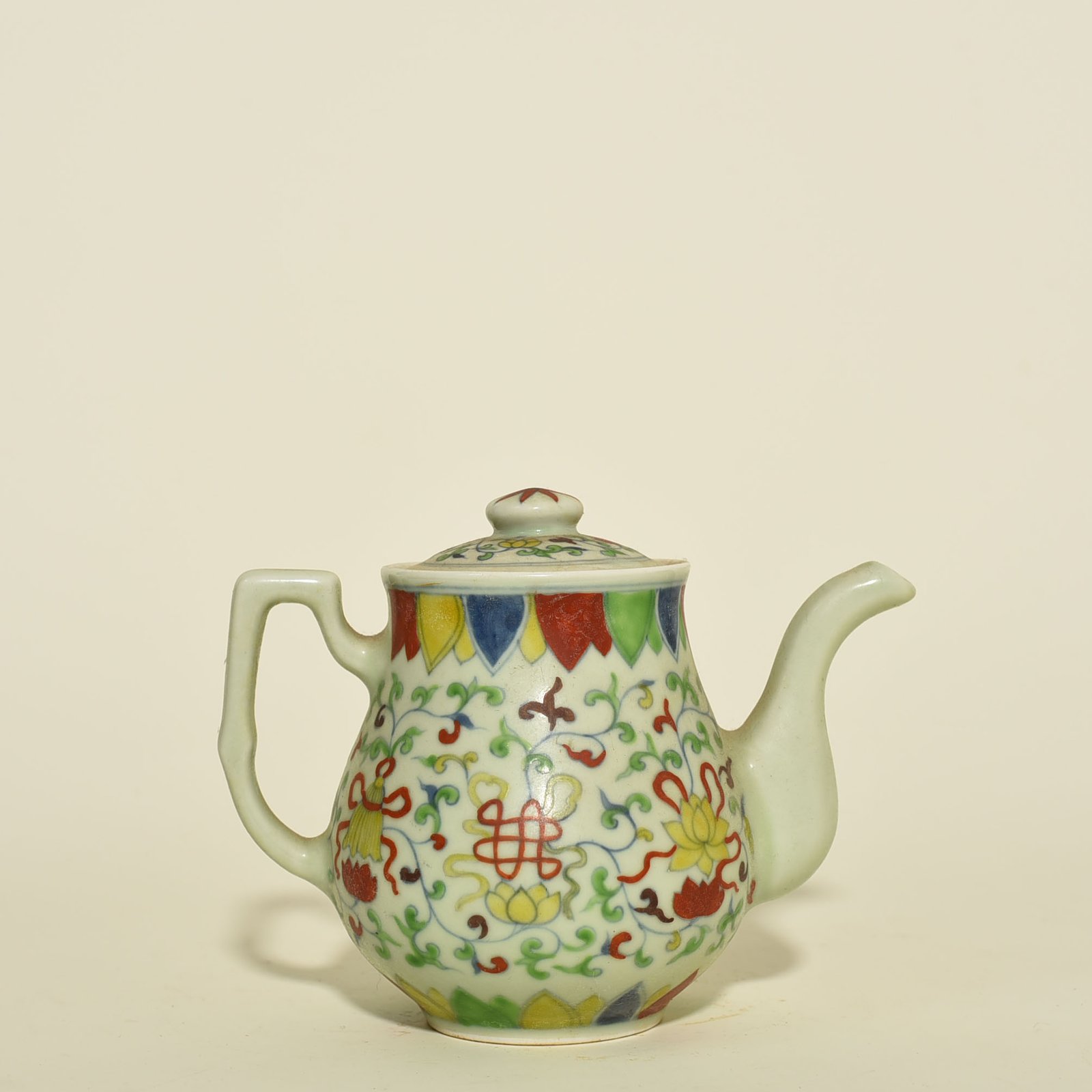 Ming Dynasty Chenghua tangled branches and eight treasure pot