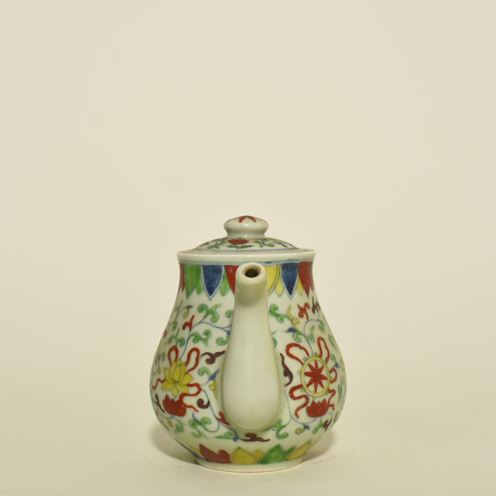Ming Dynasty Chenghua tangled branches and eight treasure pot