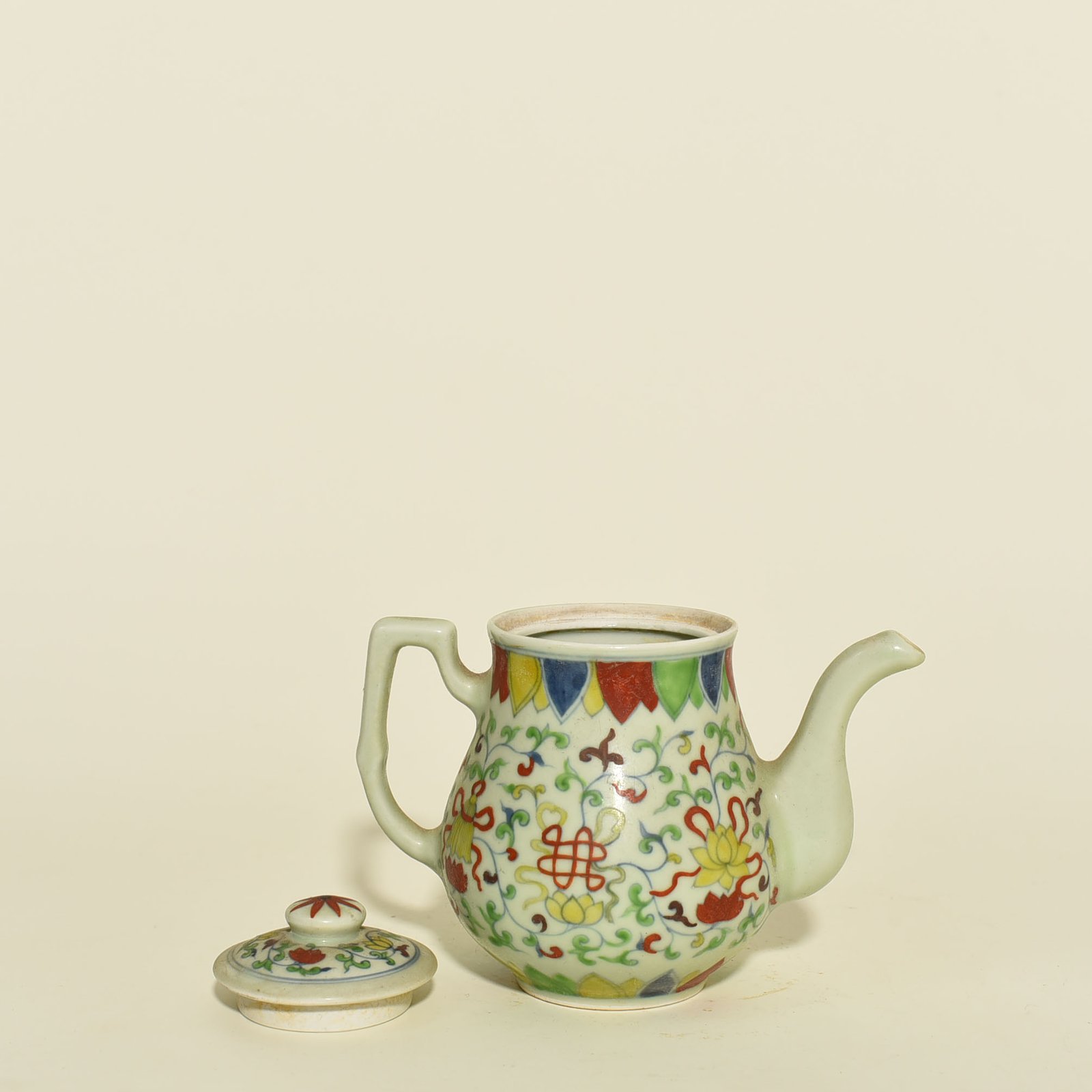 Ming Dynasty Chenghua tangled branches and eight treasure pot