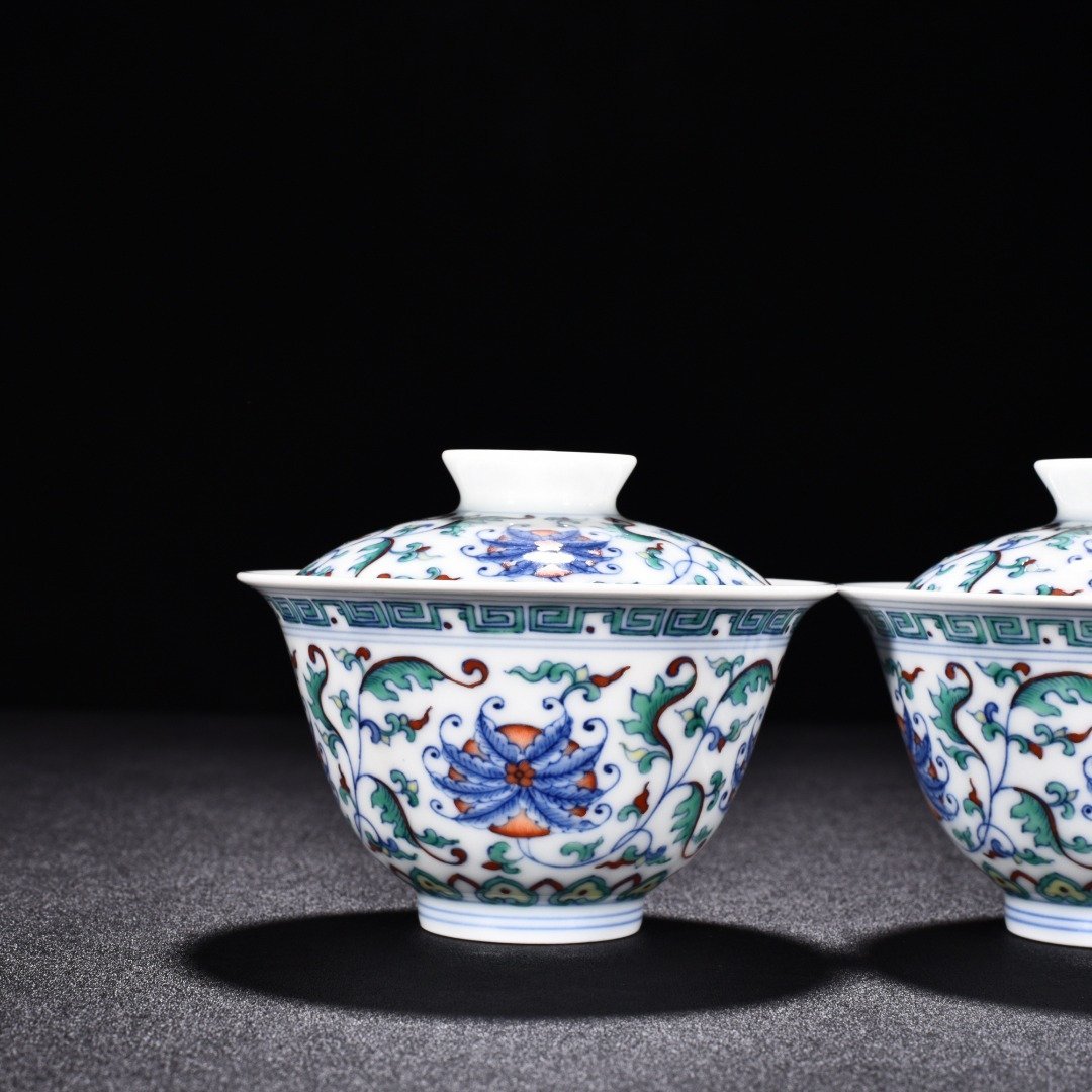 Ming Dynasty Chenghua doucai covered bowl with intertwining branches and florals