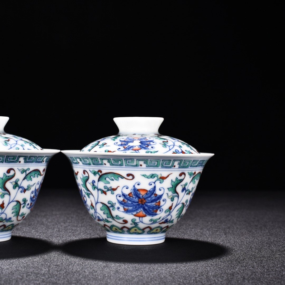 Ming Dynasty Chenghua doucai covered bowl with intertwining branches and florals