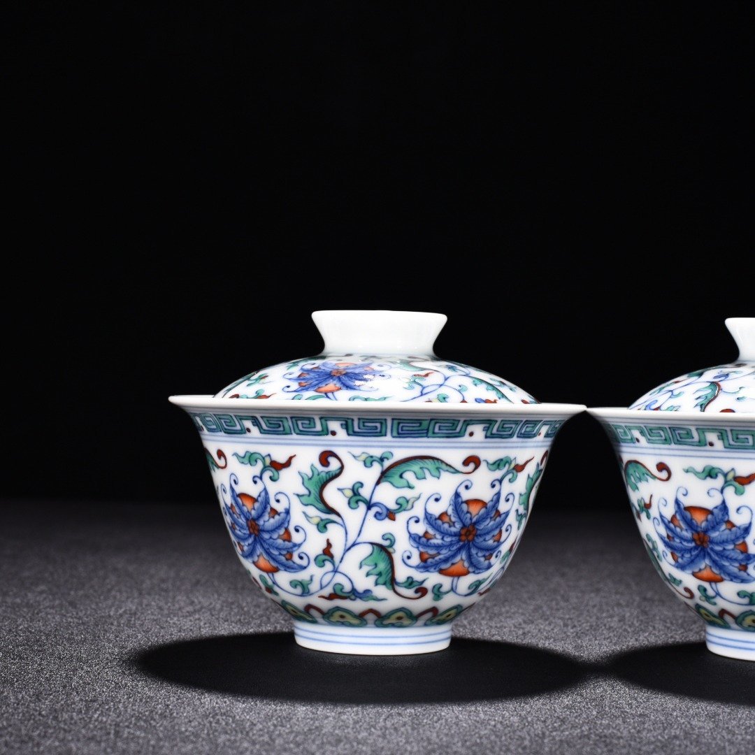 Ming Dynasty Chenghua doucai covered bowl with intertwining branches and florals