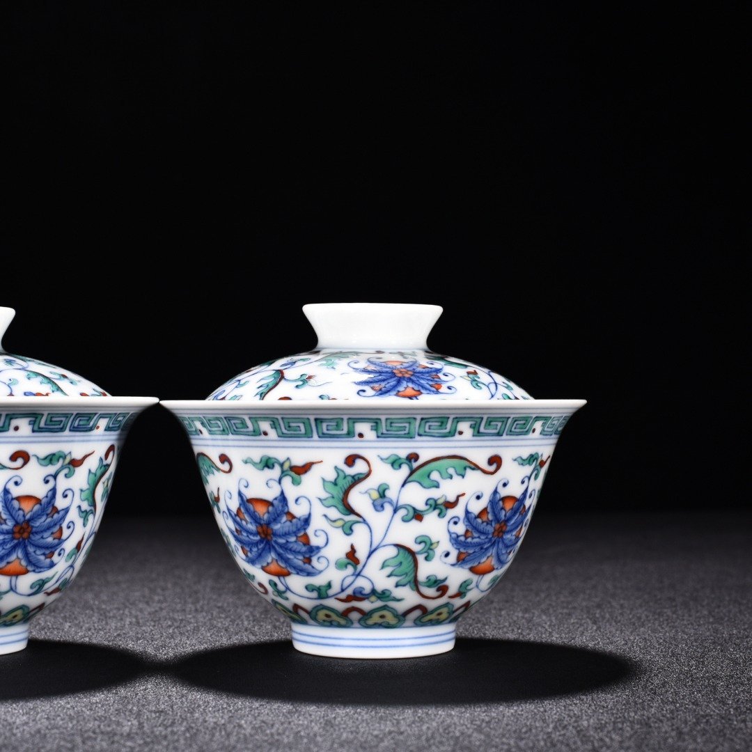 Ming Dynasty Chenghua doucai covered bowl with intertwining branches and florals