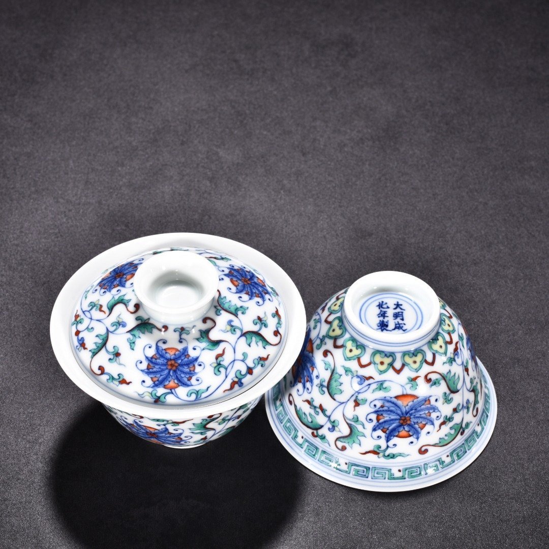 Ming Dynasty Chenghua doucai covered bowl with intertwining branches and florals